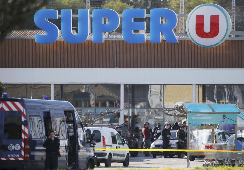 Francouzské bezpečnostní jednotky řešily útok v supermarketu na jihu země v Trébes (23.3.2018)