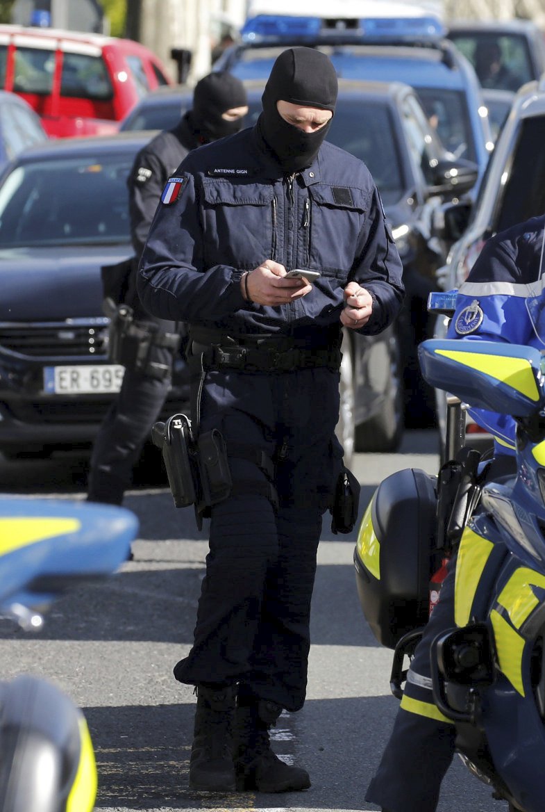 Francouzské bezpečnostní jednotky řešily útok v supermarketu na jihu země v Trébes (23.3.2018)