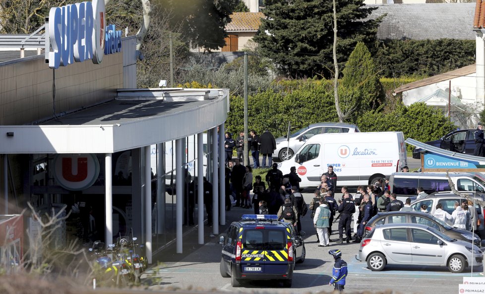 Francouzské bezpečnostní jednotky řešily útok v supermarketu na jihu země v Trébes (23.3.2018)