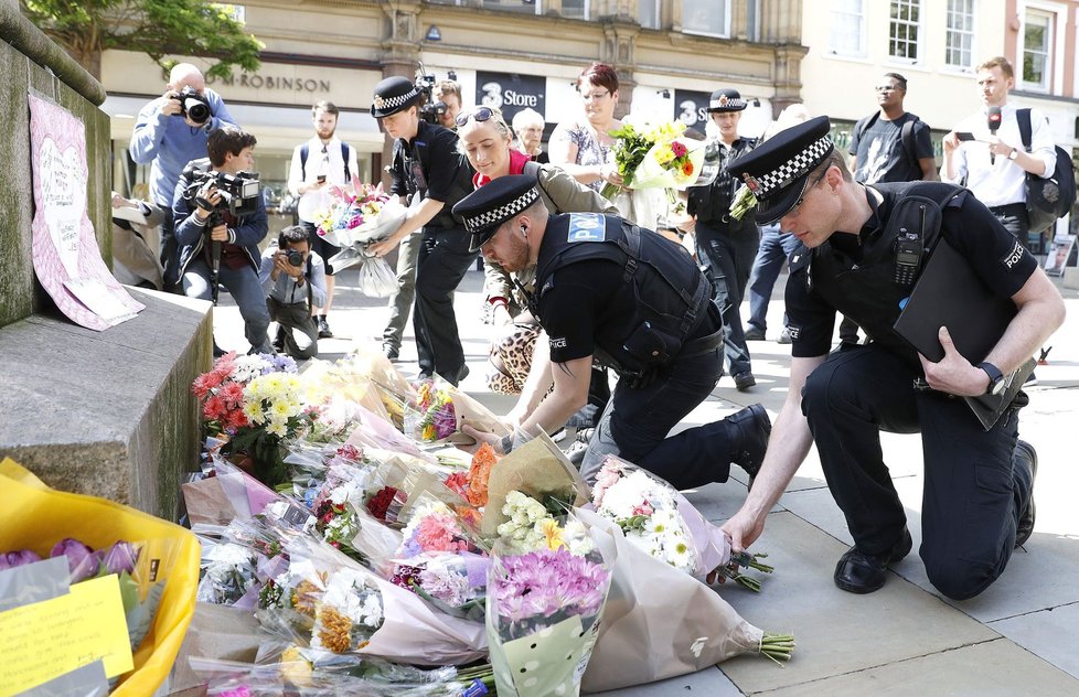 Policisté pokládají kytky na památku obětem útoku v Manchesteru