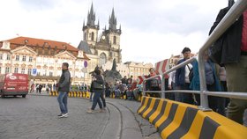 Na Staroměstském náměstí vyrostly zábrany proti teroristům v autech. Test ukázal, že jsou k ničemu