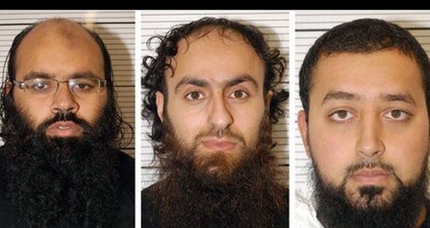 Zleva: Irfan Nasser (27), Irfan Khalid (31) a Ashik Ali (27) byli odsouzeni za plánováni teroristických útoků
