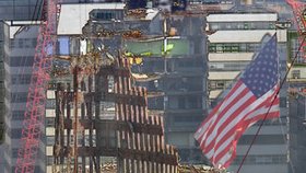 Trosky WTC, nad nimiž vlaje americká vlajka