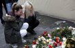 Berlíňané nosí na místo tragédie svíčky a květiny.