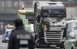 Kdo seděl za volantem vražedného kamionu? Německá policie to neví...