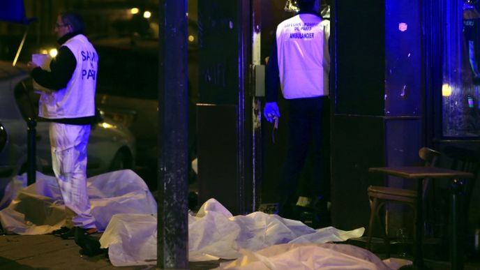 Útoky v Paříži si vyžádaly nejméně 30 mrtvých.
