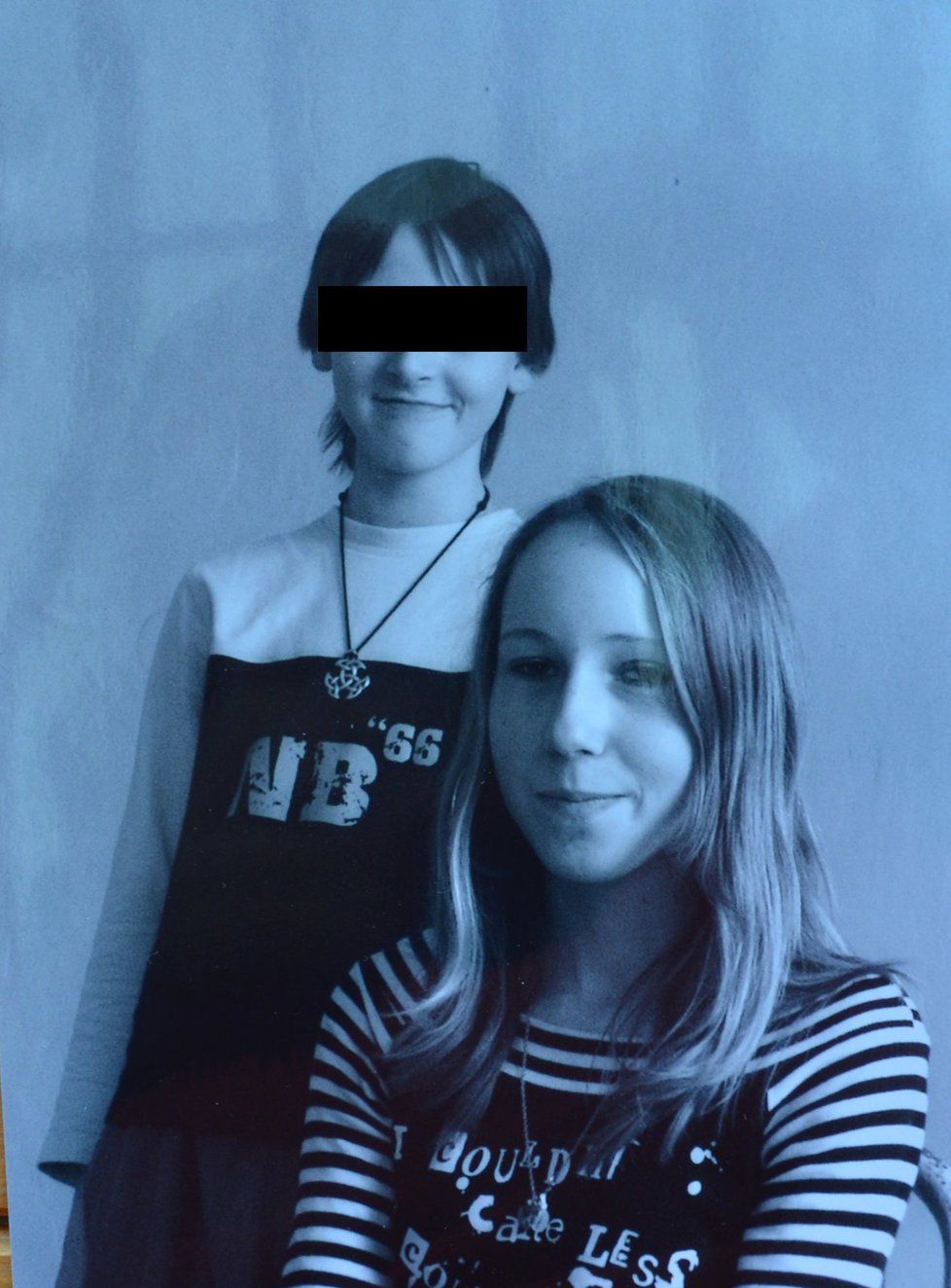 K ISIS se chtěl přidat i Čech. Dostal tři roky. Na snímku na fotografii z dětství se sestrou.