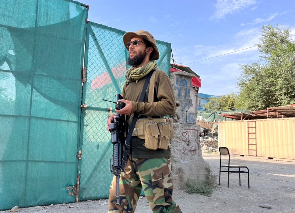 Tálibánský voják v Kábulu nedaleko místa, kde byl Zavahrí zabit.