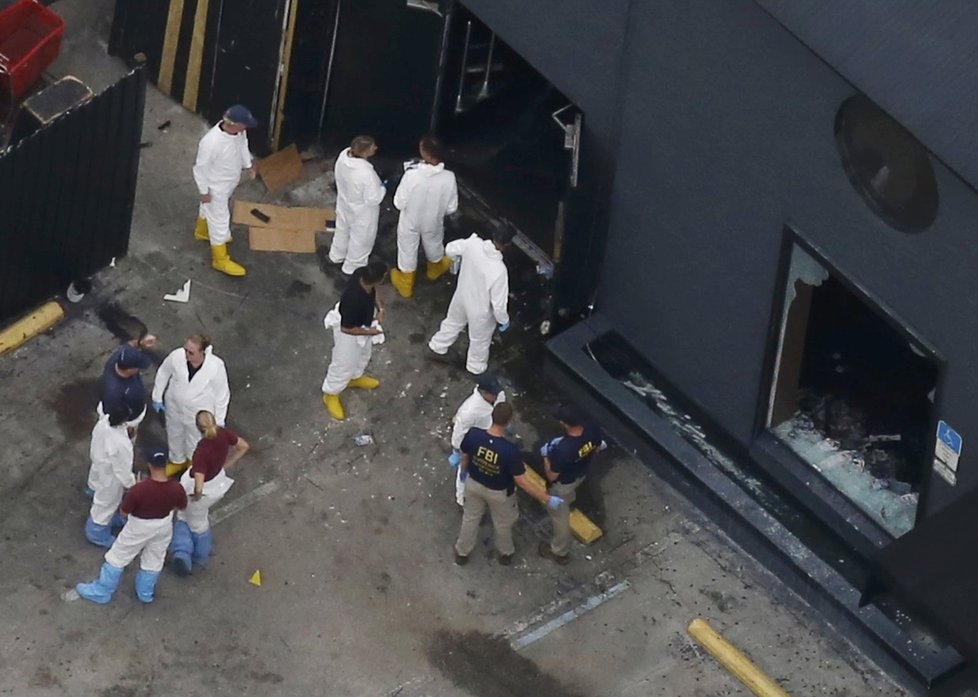 Teroristický útok v Orlandu: Střelec zabil 49 lidí.