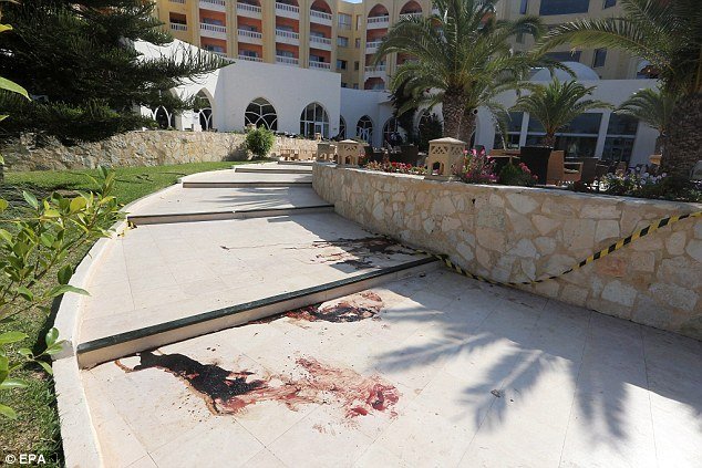 Stopy krve před hotelem.