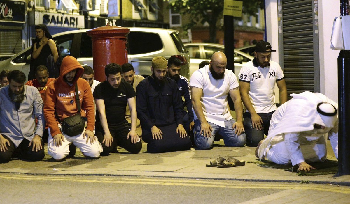 Po útoku zůstal před mešitou ve Finsbury Parku 1 mrtvý.