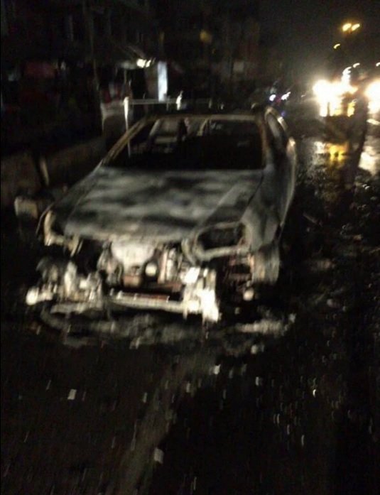 Ohořelé auto, v kterém teroristé měli odpálit bombu