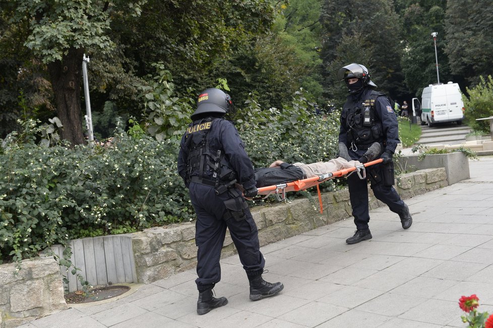 Součástí cvičení byla i záchrana a ošetřování raněných