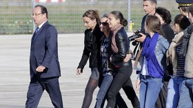 Francouzský prezident Hollande spolu s "delegací" - rodinami propuštěných Francouzů