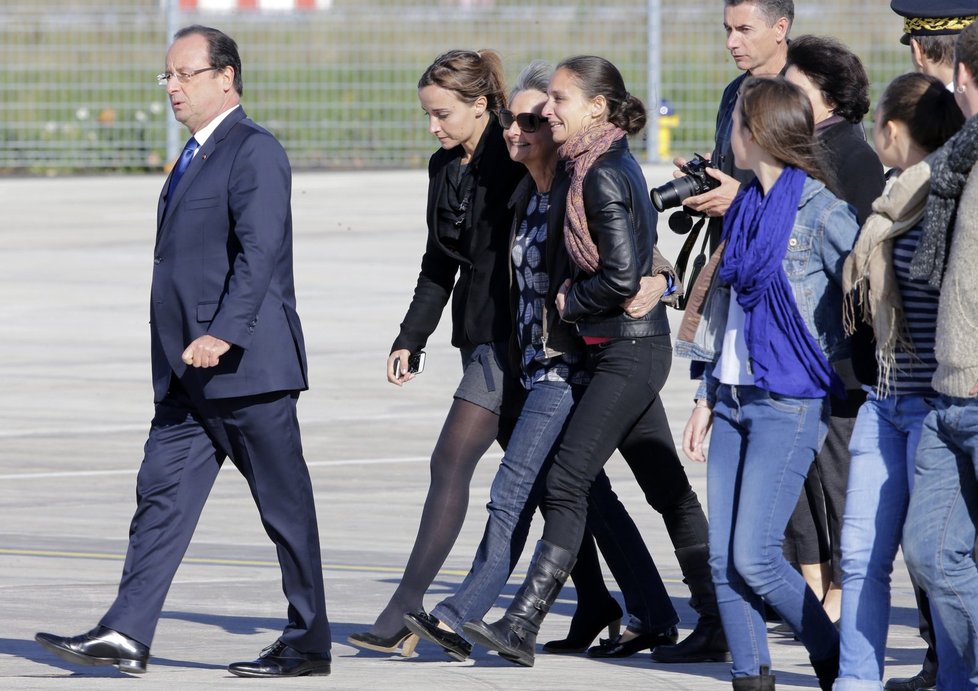Francouzský prezident Hollande spolu s &#34;delegací&#34; - rodinami propuštěných Francouzů