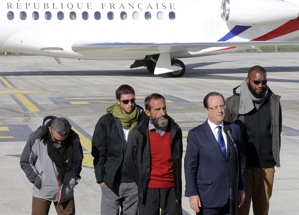 Francois Hollande přivítal propuštěné Francouze osobně. O šťastném konci vyjednávání přitom informoval již předtím při státní návštěvě Slovenska