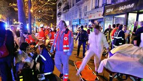 Teroristické útoky v Paříži: záchranáři zasahují před koncertní síní Bataclan.