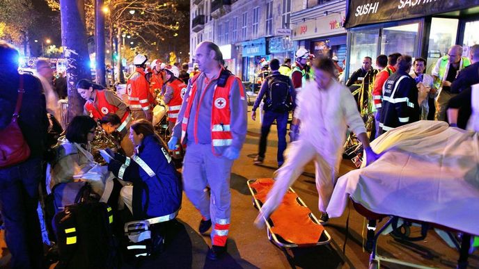 Teroristické útoky v Paříži: záchranáři zasahují před koncertní síní Bataclan