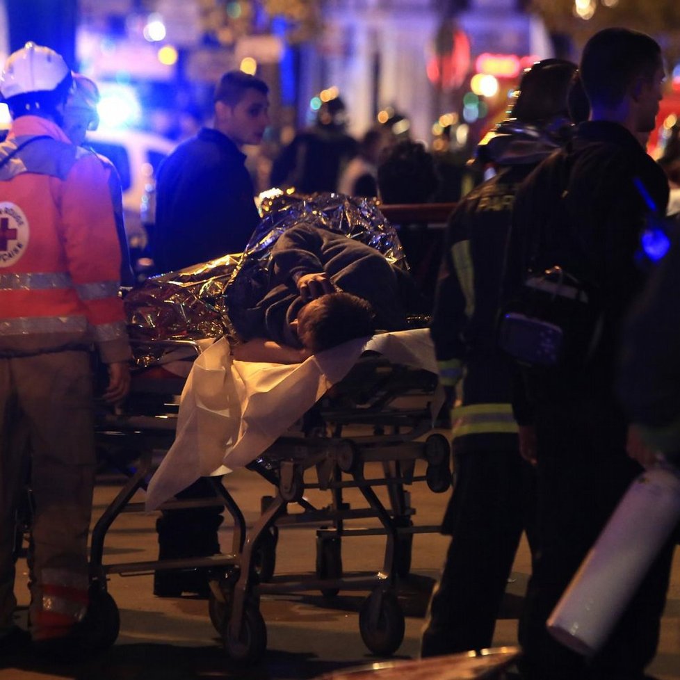 Teroristické útoky v Paříži: záchranáři zasahují před koncertní síní Bataclan.