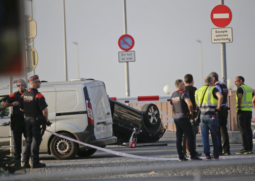 Po Barceloně další teror. Do Španělů v noci najelo auto s výbušninami