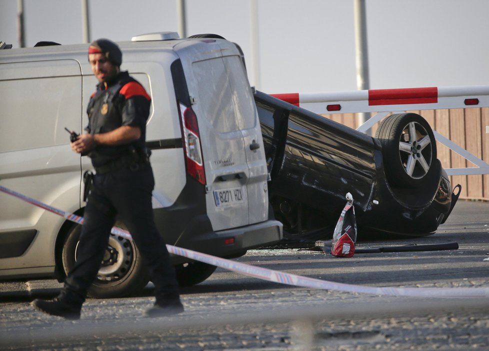 Po Barceloně další teror. Do Španělů v noci najelo auto s výbušninami