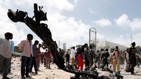 Somálské bezpečnostní složky a civilisté se dívají na ohořelý vrak. (14. 7. 2018)