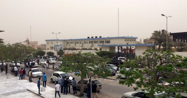 Drsné boje dvou vlád. Střety v Tripolisu mají 11 obětí a desítky zraněných
