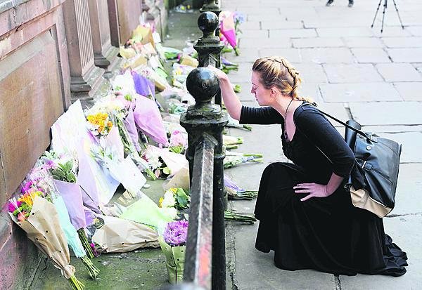 Včera pak zdrcení obyvatelé Manchesteru nosili před halu květiny.