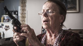 Recenze: Teroristka aneb Amorální moralita o důchodkyni se zbraní