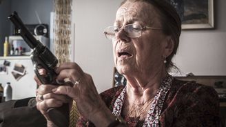 Recenze: Teroristka aneb Amorální moralita o důchodkyni se zbraní Recenze: Teroristka aneb Amorální moralita o důchodkyni se zbraní