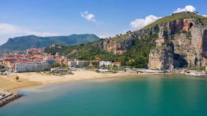 Terracina se v roce 329 př. n. l. stala římskou kolonií. Vznikla na úpatí hory Monte Sant'Angelo. Terracina se v roce 329 př. n. l. stala římskou kolonií. Vznikla na úpatí hory Monte Sant'Angelo.