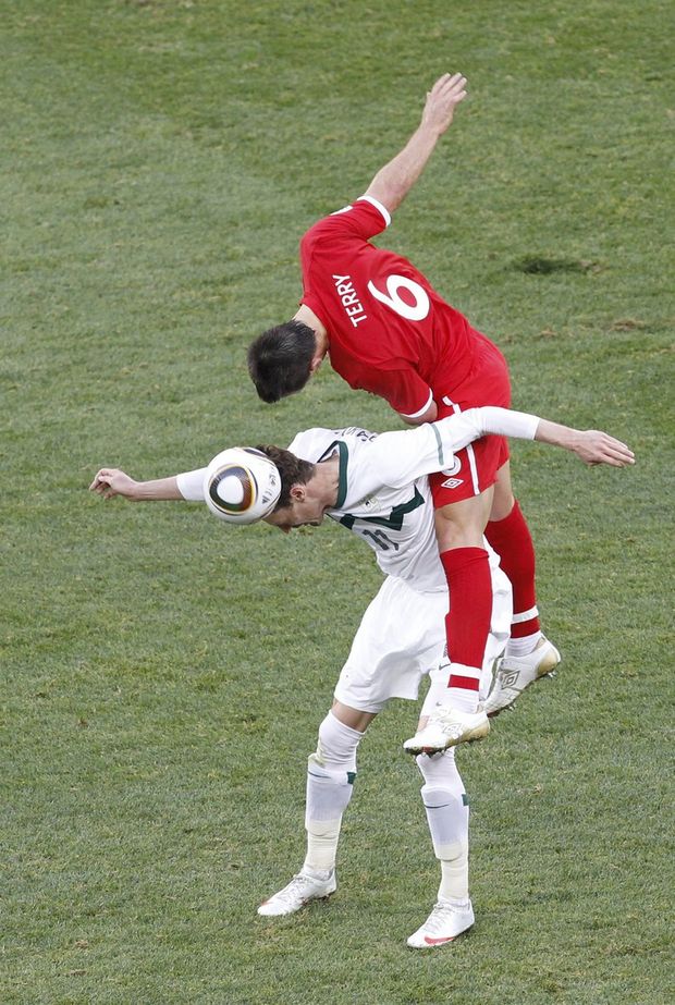 John Terry jednoznačně přehrává ve vzdušném souboji Novakoviče. John Terry jednoznačně přehrává ve vzdušném souboji Novakoviče.