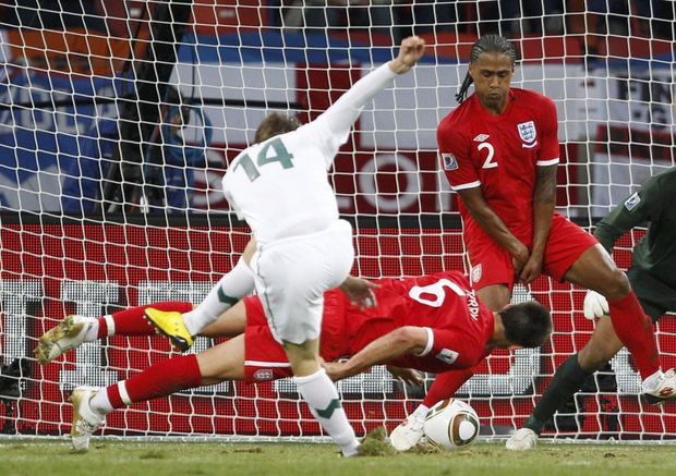 Neohrožený John Terry se ničeho nebojí. Do střel chodí hlavou. Neohrožený John Terry se ničeho nebojí. Do střel chodí hlavou.