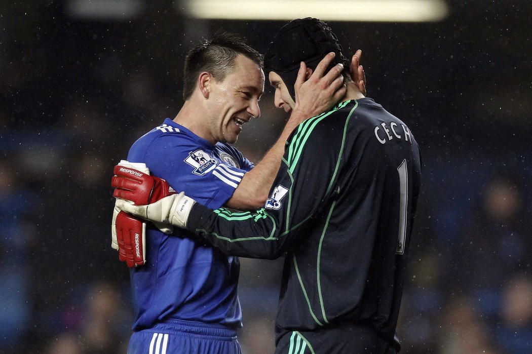 John Terry a Petr Čech v radostném objetí.