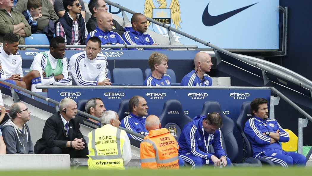 John Terry na lavičce náhradníků po poločasovém střídání v zápase s Manchesterem City (0:3).