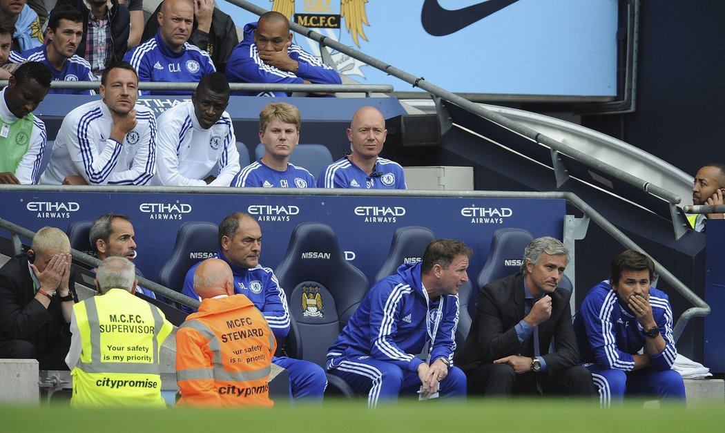 John Terry na lavičce náhradníků po poločasovém střídání v zápase s Manchesterem City (0:3).