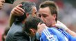 José Mourinho se objímá s Johnem Terrym a Frankem Lampardem.