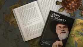 Terry Pratchett: Život v poznámkách pod čarou – dlouho očekávaný průvodce světem autora, který dokázal hezkou řádku podivuhodných světů sám vytvořit.