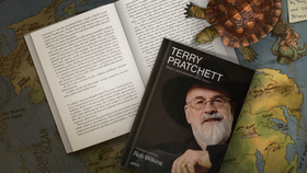 Terry Pratchett: Život v poznámkách pod čarou – dlouho očekávaný průvodce světem autora, který dokázal hezkou řádku podivuhodných světů sám vytvořit.
