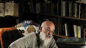 Ostrovní fantasy mág Terry Pratchett (1948–2015) byl spisovatel, díky kterému si fantasy literaturu oblíbili čtenáři po celém světě. Držitel Řádu britského impéria, stvořil bájnou Zeměplochu. Série o fiktivní zemi čítá na čtyřicet knih, desítky povídek, map či kuchařek ze světa, který se rozkládá na hřbetě obří želvy A'tuin. Tu pro změnu podpírají čtyři sloni.