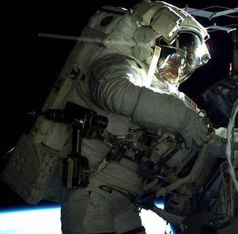 Terry Virts během oprav ISS.