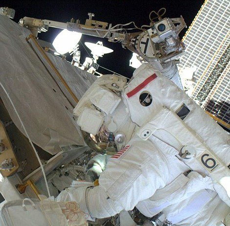 Astronaut při opravách mezinárodní vesmírné stanice.