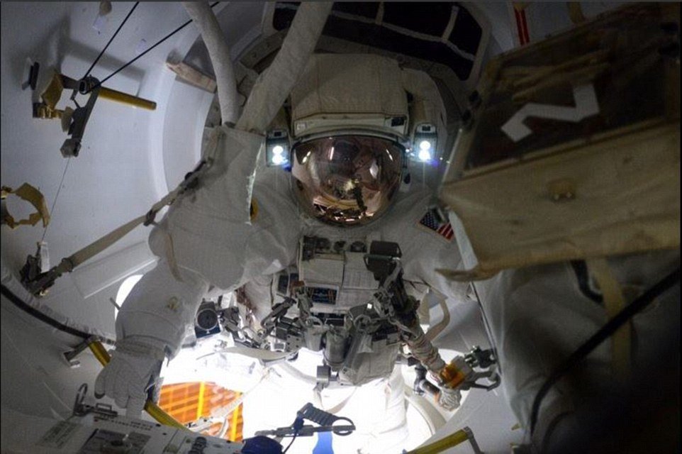 Astronaut je známý tím, že rád ve vesmíru fotí selfie.