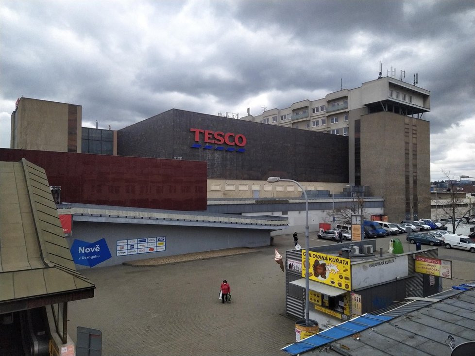 Obchodní dům Tesco, původně Prior, stojí u brněnského hlavního nádraží 46 let. Svého času byl tehdejší Prior nejmodernějším obchodňákem na Moravě.