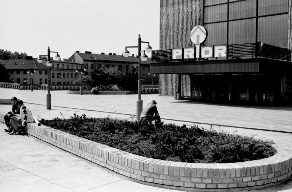 Brněnský obchodní dům na Dornychu byl od roku 1976 nejznámějším Priorem na jižní Moravě. Až do revoluce v roce 1989 byl výkladní skříní režimu a socialistického nakupování.