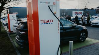 Tesco sází na elektromobily. ČEZ postaví dobíjecí stanice u desítek obchodů i v Praze