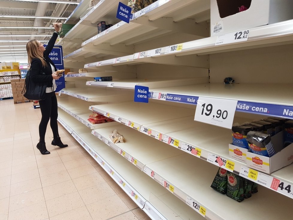 Prázdné regály s trvanlivými potravinami má i Tesco v Letňanech.