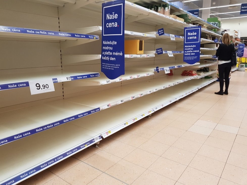 Prázdné regály s trvanlivými potravinami má i Tesco v Letňanech