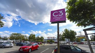 U nákupních center budeme za parkování platit až 100 Kč za hodinu. Můžeme si za to sami U nákupních center budeme za parkování platit až 100 Kč za hodinu. Můžeme si za to sami