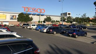 Lidl, Globus, Ikea a další zavádějí placené parkování. Lidé ho zneužívají a stojí tam i hodiny Lidl, Globus, Ikea a další zavádějí placené parkování. Lidé ho zneužívají a stojí tam i hodiny